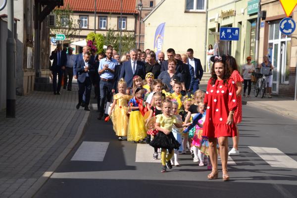 Na zakończenie realizacji projektu Rewitalizacja społeczno-przestrzenna zdegradowanego obszaru Krobia Centrum miasto w powiecie gostyńskim odwiedził Marek Woźniak Marszałek Województwa Wielkopolskiego.- kliknij aby powiększyć