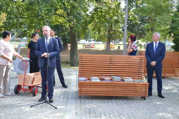 Na zakończenie realizacji projektu Rewitalizacja społeczno-przestrzenna zdegradowanego obszaru Krobia Centrum miasto w powiecie gostyńskim odwiedził Marek Woźniak Marszałek Województwa Wielkopolskiego.- kliknij aby powiększyć