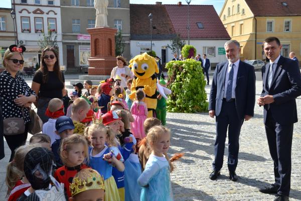 Na zakończenie realizacji projektu Rewitalizacja społeczno-przestrzenna zdegradowanego obszaru Krobia Centrum miasto w powiecie gostyńskim odwiedził Marek Woźniak, Marszałek Województwa Wielkopolskiego.- kliknij aby powiększyć