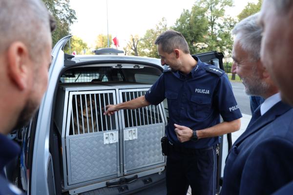 Najlepsi funkcjonariusze z czworonożnymi partnerami nagrodzeni przez Marszałka - kliknij aby powiększyć