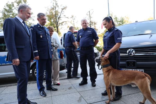 Najlepsi funkcjonariusze z czworonożnymi partnerami nagrodzeni przez Marszałka - kliknij aby powiększyć