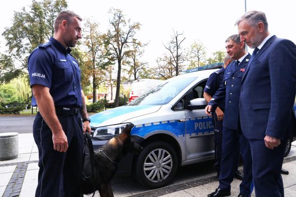 Najlepsi funkcjonariusze z czworonożnymi partnerami nagrodzeni przez Marszałka - kliknij aby powiększyć