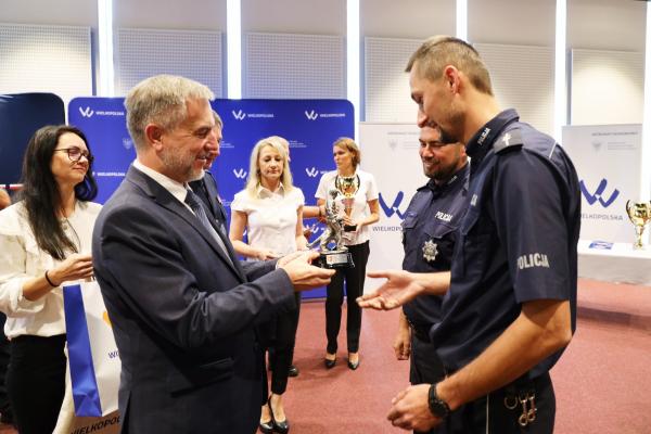 Najlepsi funkcjonariusze z czworonożnymi partnerami nagrodzeni przez Marszałka - kliknij aby powiększyć