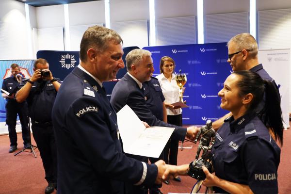 Najlepsi funkcjonariusze z czworonożnymi partnerami nagrodzeni przez Marszałka - kliknij aby powiększyć