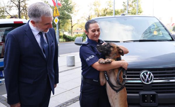 Marszałek Marek Woźniak oraz st. sierż. Edyta Gabryszewska z psem MASTER z Komendy Powiatowej Policji w Gnieźnie- kliknij aby powiększyć