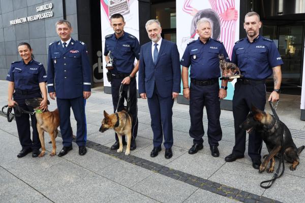 Najlepsi funkcjonariusze z czworonożnymi partnerami nagrodzeni przez Marszałka - kliknij aby powiększyć