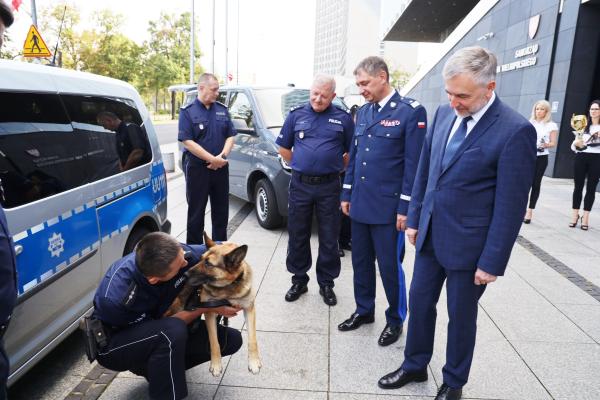 asp. Paweł Buczyński z psem MONTWA z Komendy Miejskiej Policji w Poznaniu przed Urzędem Marszałkowskim- kliknij aby powiększyć