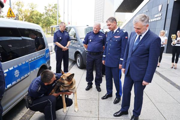 asp. Paweł Buczyński z psem MONTWA z Komendy Miejskiej Policji w Poznaniu przed Urzędem Marszałkowskim- kliknij aby powiększyć