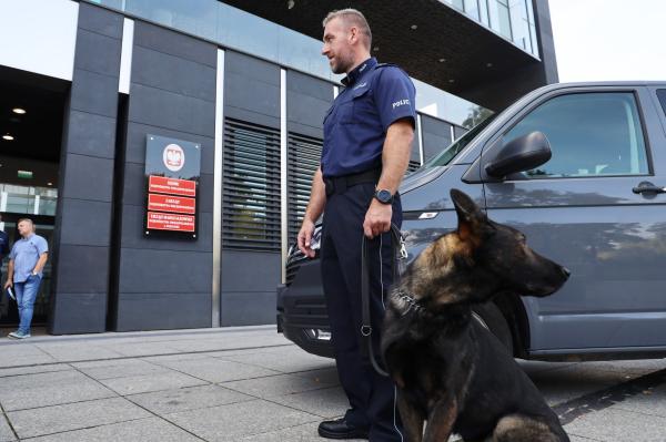 asp. Patryk Paraszczuk z psem PATROL, reprezentujący Komendę Miejską Policji w Kaliszu- kliknij aby powiększyć