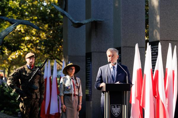 Marszałek Marek Woźniak podczas 84. rocznicy  powstania Polskiego Państwa Podziemnego- kliknij aby powiększyć