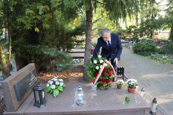 Marszałek Marek Woźniak przy grobie płk. Jana Górskiego- kliknij aby powiększyć