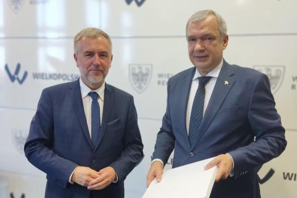 Marek Woźniak Marszałek Województwa Wielkopolskiego spotkał się z Pawłem Łatuszką Zastępcą Kierownika Zjednoczonego Gabinetu Przejściowego Białorusi- kliknij aby powiększyć