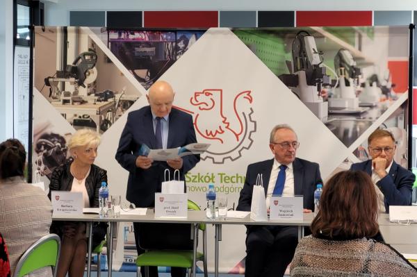 Plenarne posiedzenie Wojewódzkiej Rady Rynku Pracy odbyło się w siedzibie Zespołu Szkół Technicznych w Tarnowie Podgórnym- kliknij aby powiększyć