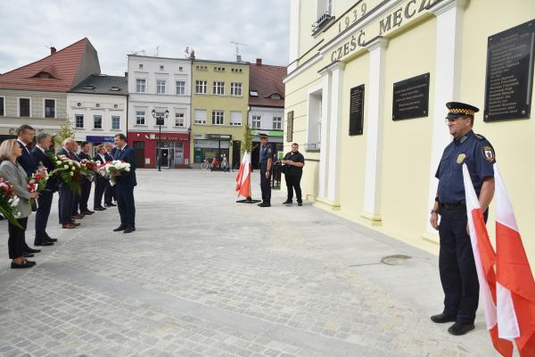 Marszałek Marek Woźniak złożył wraz z władzami Kościana kwiaty przed tablicą umieszczoną na Ratuszu upamiętniającą ofiary niemieckich zbrodni dokonanych w tym miejscu- kliknij aby powiększyć