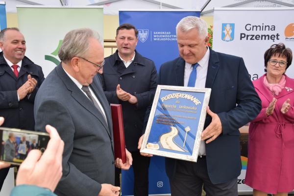 Wojciech Jankowiak Wicemarszałek Województwa Wielkopolskiego uczestniczył w otwarciu przebudowanego odcinka drogi wojewódzkiej nr 305 od miejscowości Solec do mostu na Południowym Kanale Obry.- kliknij aby powiększyć