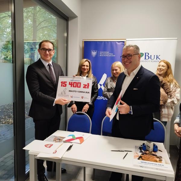 Jacek Bogusławski Członek Zarządu Województwa Wielkopolskiego podpisał umowy na dofinansowanie z programu Wielkopolska przyjazna zwierzętom.- kliknij aby powiększyć
