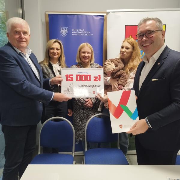 Jacek Bogusławski Członek Zarządu Województwa Wielkopolskiego podpisał umowy na dofinansowanie z programu Wielkopolska przyjazna zwierzętom.- kliknij aby powiększyć