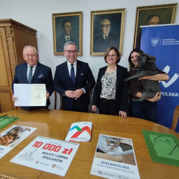 Jacek Bogusławski Członek Zarządu Województwa Wielkopolskiego podpisał umowy na dofinansowanie z programu Wielkopolska przyjazna zwierzętom.- kliknij aby powiększyć
