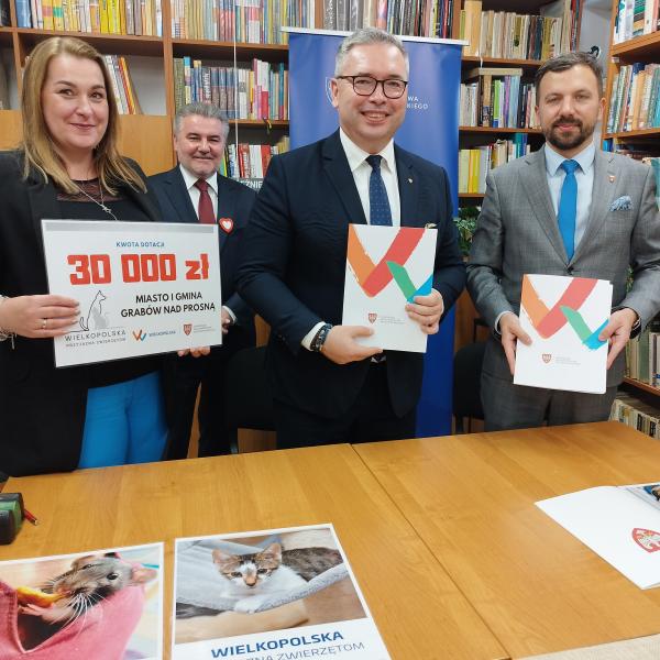 Jacek Bogusławski Członek Zarządu Województwa Wielkopolskiego podpisał umowy na dofinansowanie z programu Wielkopolska przyjazna zwierzętom.- kliknij aby powiększyć