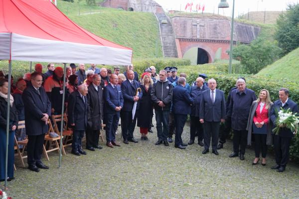 W uroczystościach rocznicowych poświęconych ofiarom KL Posen które odbyły się 10 października w Muzeum Martyrologii Wielkopolan - Forcie VII uczestniczył Wojciech Jankowiak Wicemarszałek Województwa Wielkopolskiego. - kliknij aby powiększyć