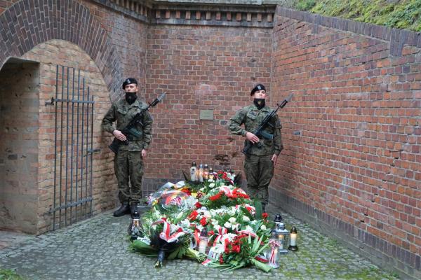 W uroczystościach rocznicowych poświęconych ofiarom KL Posen które odbyły się 10 października w Muzeum Martyrologii Wielkopolan - Forcie VII uczestniczył Wojciech Jankowiak Wicemarszałek Województwa Wielkopolskiego. - kliknij aby powiększyć