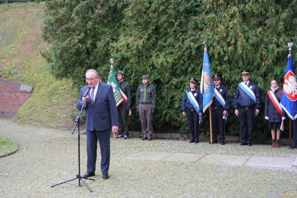 W uroczystościach rocznicowych poświęconych ofiarom KL Posen które odbyły się 10 października w Muzeum Martyrologii Wielkopolan - Forcie VII uczestniczył Wojciech Jankowiak Wicemarszałek Województwa Wielkopolskiego. - kliknij aby powiększyć