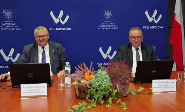  Samorząd Województwa Wielkopolskiego kończy realizację Programu Rozwoju Obszarów Wiejskich na lata 2014-2020. Jednocześnie trwają prace związane z uruchomieniem środków nowej perspektywy finansowej. Mowa o około 90 milionach euro w ramach Planu Strategicznego dla Wspólnej Polityki Rolnej na lata 2023-2027. Fundusze te zostaną przeznaczone na scalanie gruntów wraz z zagospodarowaniem poscaleniowym, wsparcie infrastruktury na obszarach wiejskich, wdrażanie koncepcji inteligentnych wsi oraz dobrze już znaną inicjatywę LEADER. Ten ostatni obszar wsparcia realizowany będzie przy udziale 30 lokalnych grup działania. Grupy te opracowały swoje strategie, co ważne finansowane z kilku różnych funduszy, dzięki czemu pula środków do dyspozycji będzie odpowiednio wyższa.   Wdrażanie Planu Strategicznego WPR 2023-2027 za pośrednictwem Samorządu Województwa Wielkopolskiego jest możliwe dzięki umowie delegowania zadań Agencji Płatniczej. W skrócie chodzi o przekazanie uprawnień samorządowi województwa przez Agencję Restrukturyzacji i Modernizacji Rolnictwa do ogłaszania naborów, dokonywania oceny wniosków, podpisywania umów i rozliczenia projektów w nowej perspektywie finansowej. Dokument został podpisany 19 października 2023 r. przez wicemarszałków Krzysztofa Grabowskiego i Wojciecha Jankowiaka.   - Pierwsze nabory w ramach nowego rozdania środków unijnych powinny odbyć się już w 2024 roku. Na dalszy rozwój wielkopolskiej wsi przewidziano fundusze rzędu 90 milionów euro. To pieniądze pochodzące z Europejskiego Funduszu Rolnego na rzecz Rozwoju Obszarów Wiejskich. Nie zapominajmy jednak, że do dyspozycji beneficjentów będzie także 50 milionów euro z Europejskiego Funduszu Rozwoju Regionalnego i Europejskiego Funduszu Społecznego Plus - podkreśla wicemarszałek województwa Krzysztof Grabowski, odpowiedzialny za nadzór nad prawidłową realizacją PROW 2014-2020 oraz PS WPR 2023-2027 w województwie wielkopolskim- kliknij aby powiększyć