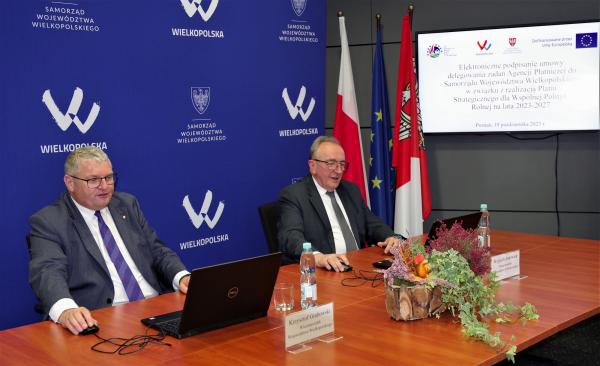 Samorząd Województwa Wielkopolskiego kończy realizację Programu Rozwoju Obszarów Wiejskich na lata 2014-2020. Jednocześnie trwają prace związane z uruchomieniem środków nowej perspektywy finansowej. Mowa o około 90 milionach euro w ramach Planu Strategicznego dla Wspólnej Polityki Rolnej na lata 2023-2027. Fundusze te zostaną przeznaczone na scalanie gruntów wraz z zagospodarowaniem poscaleniowym, wsparcie infrastruktury na obszarach wiejskich, wdrażanie koncepcji inteligentnych wsi oraz dobrze już znaną inicjatywę LEADER. Ten ostatni obszar wsparcia realizowany będzie przy udziale 30 lokalnych grup działania. Grupy te opracowały swoje strategie, co ważne finansowane z kilku różnych funduszy, dzięki czemu pula środków do dyspozycji będzie odpowiednio wyższa.   Wdrażanie Planu Strategicznego WPR 2023-2027 za pośrednictwem Samorządu Województwa Wielkopolskiego jest możliwe dzięki umowie delegowania zadań Agencji Płatniczej. W skrócie chodzi o przekazanie uprawnień samorządowi województwa przez Agencję Restrukturyzacji i Modernizacji Rolnictwa do ogłaszania naborów, dokonywania oceny wniosków, podpisywania umów i rozliczenia projektów w nowej perspektywie finansowej. Dokument został podpisany 19 października 2023 r. przez wicemarszałków Krzysztofa Grabowskiego i Wojciecha Jankowiaka.   - Pierwsze nabory w ramach nowego rozdania środków unijnych powinny odbyć się już w 2024 roku. Na dalszy rozwój wielkopolskiej wsi przewidziano fundusze rzędu 90 milionów euro. To pieniądze pochodzące z Europejskiego Funduszu Rolnego na rzecz Rozwoju Obszarów Wiejskich. Nie zapominajmy jednak, że do dyspozycji beneficjentów będzie także 50 milionów euro z Europejskiego Funduszu Rozwoju Regionalnego i Europejskiego Funduszu Społecznego Plus - podkreśla wicemarszałek województwa Krzysztof Grabowski, odpowiedzialny za nadzór nad prawidłową realizacją PROW 2014-2020 oraz PS WPR 2023-2027 w województwie wielkopolskim- kliknij aby powiększyć