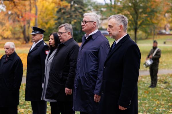 Złożenie kwiatów na mogiłach zasłużonych Wielkopolan- kliknij aby powiększyć