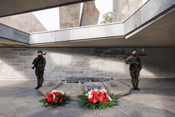 Złożenie kwiatów na mogiłach zasłużonych Wielkopolan- kliknij aby powiększyć