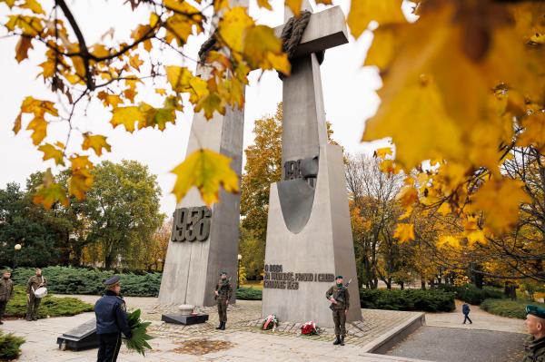 Złożenie kwiatów na mogiłach zasłużonych Wielkopolan- kliknij aby powiększyć