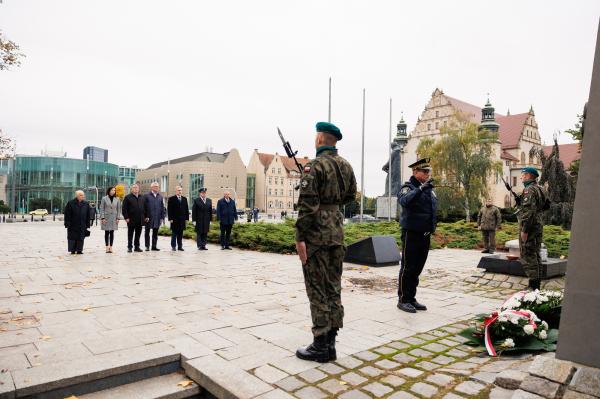 Złożenie kwiatów na mogiłach zasłużonych Wielkopolan- kliknij aby powiększyć