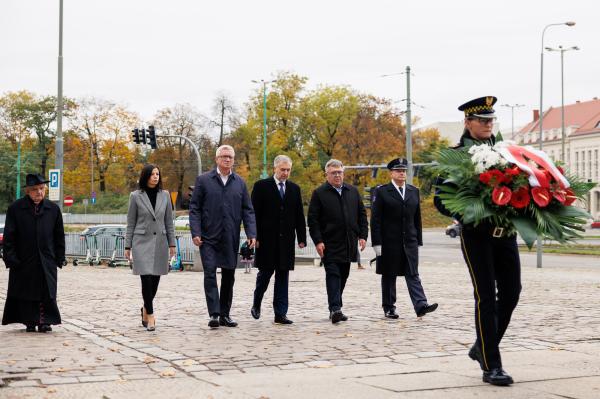 Złożenie kwiatów na mogiłach zasłużonych Wielkopolan- kliknij aby powiększyć