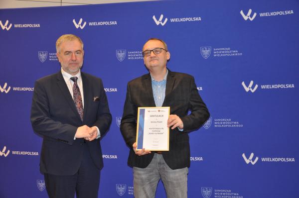 Witold Furmaniak z Gminy Piaski odbiera gratulacje za realizację wyróżniającej się Szatni na Medal - 20.12.2022- kliknij aby powiększyć