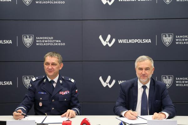 Marek Woźniak Marszałek Województwa Wielkopolskiego oraz Piotr Mąka Komendant Wojewódzki Policji w Poznaniu podpisali umowę na kolejne dofinansowanie z budżetu Województwa Wielkopolskiego powstającego laboratorium- kliknij aby powiększyć