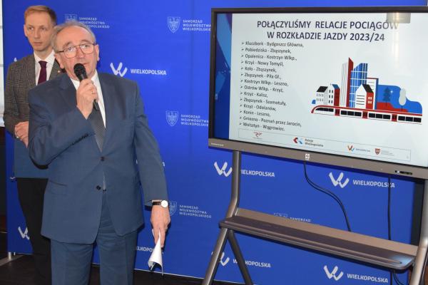 Wojciech Jankowiak Wicemarszałek Województwa Wielkopolskiego zaprezentował nowy rozkład jazdy pociągów podczas konferencji prasowej- kliknij aby powiększyć