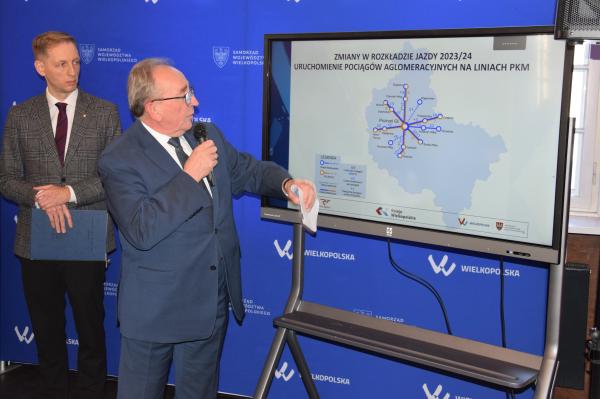 Wojciech Jankowiak Wicemarszałek Województwa Wielkopolskiego zaprezentował nowy rozkład jazdy pociągów podczas konferencji prasowej- kliknij aby powiększyć