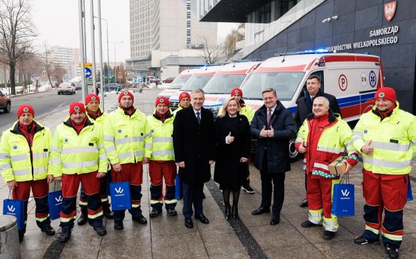 Marszałek Marek Woźniak przekazał 7 ambulansów ukraińskim partnerom z Obwodu Charkowskiego- kliknij aby powiększyć