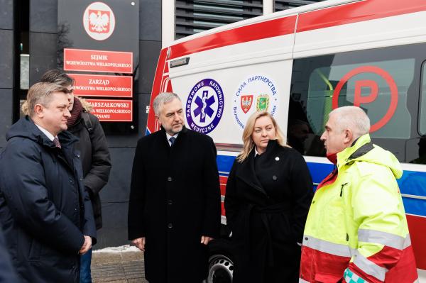 Marszałek Marek Woźniak przekazał 7 ambulansów ukraińskim partnerom z Obwodu Charkowskiego- kliknij aby powiększyć