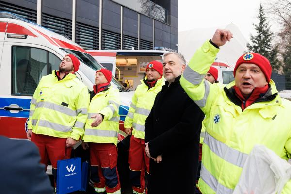 Marszałek Marek Woźniak przekazał 7 ambulansów ukraińskim partnerom z Obwodu Charkowskiego- kliknij aby powiększyć