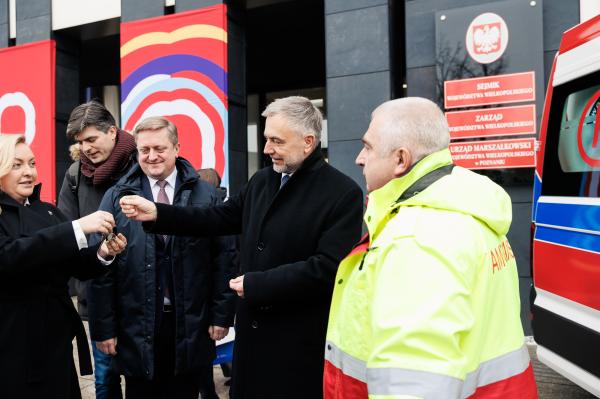 Marszałek Marek Woźniak przekazał 7 ambulansów ukraińskim partnerom z Obwodu Charkowskiego- kliknij aby powiększyć