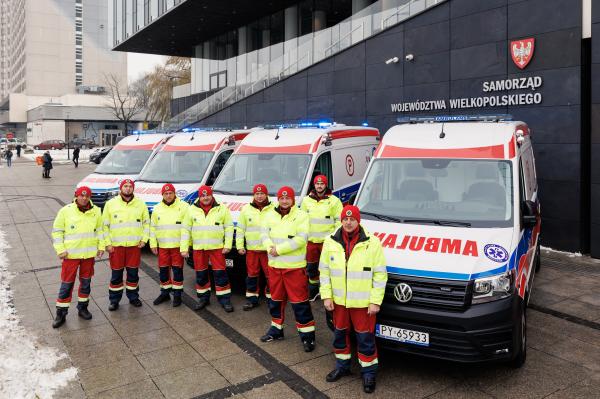 Marszałek Marek Woźniak przekazał 7 ambulansów ukraińskim partnerom z Obwodu Charkowskiego- kliknij aby powiększyć