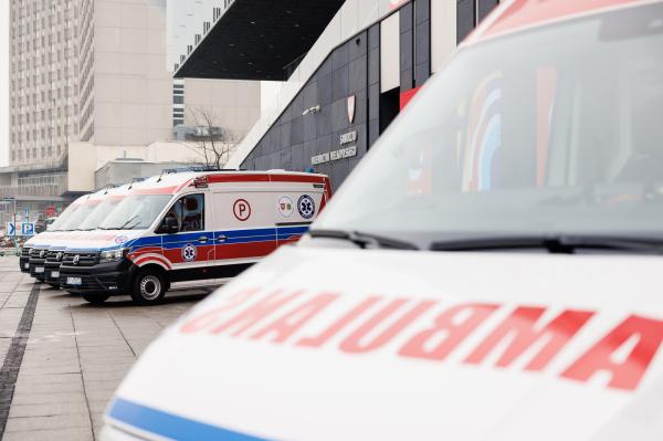 Marszałek Marek Woźniak przekazał 7 ambulansów ukraińskim partnerom z Obwodu Charkowskiego- kliknij aby powiększyć