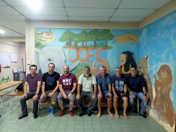 Wizyta w Danau Girang Field Centre uczestnicy wizyty i dyrektorzy ośrodka przed muralem ze zwierzętami- kliknij aby powiększyć
