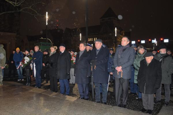 Wojciech Jankowiak Wicemarszałek Województwa Wielkopolskiego wziął udział uroczystościach upamiętniających 42. rocznicę wprowadzenia stanu wojennego.- kliknij aby powiększyć