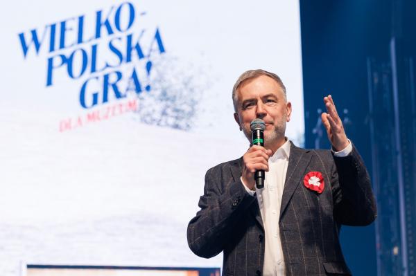 Marszałek Marek Woźniak podczas koncertu  Wielkopolska gra dla muzeum - kliknij aby powiększyć