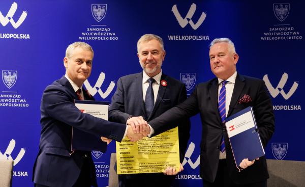 od lewej: P Terlecki M. Woźniak i Sz. Kusibab- kliknij aby powiększyć