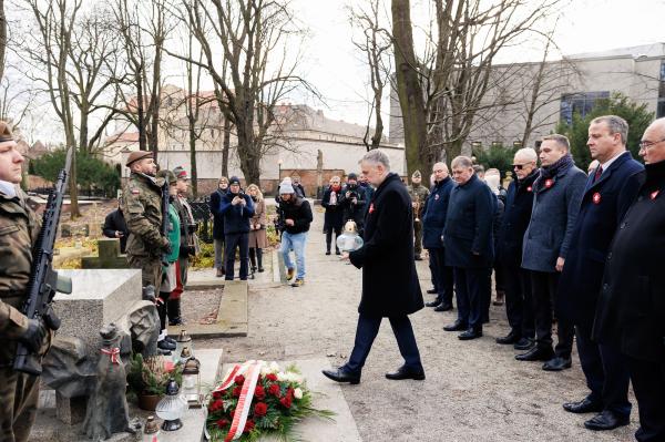 Złożenie kwiatów na mogiłach na Cmentarzu Zasłużonych Wielkopolan- kliknij aby powiększyć