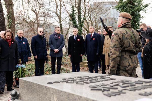 Złożenie kwiatów na mogiłach na Cmentarzu Zasłużonych Wielkopolan- kliknij aby powiększyć