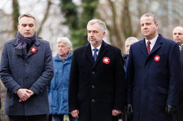 Złożenie kwiatów na mogiłach na Cmentarzu Zasłużonych Wielkopolan- kliknij aby powiększyć